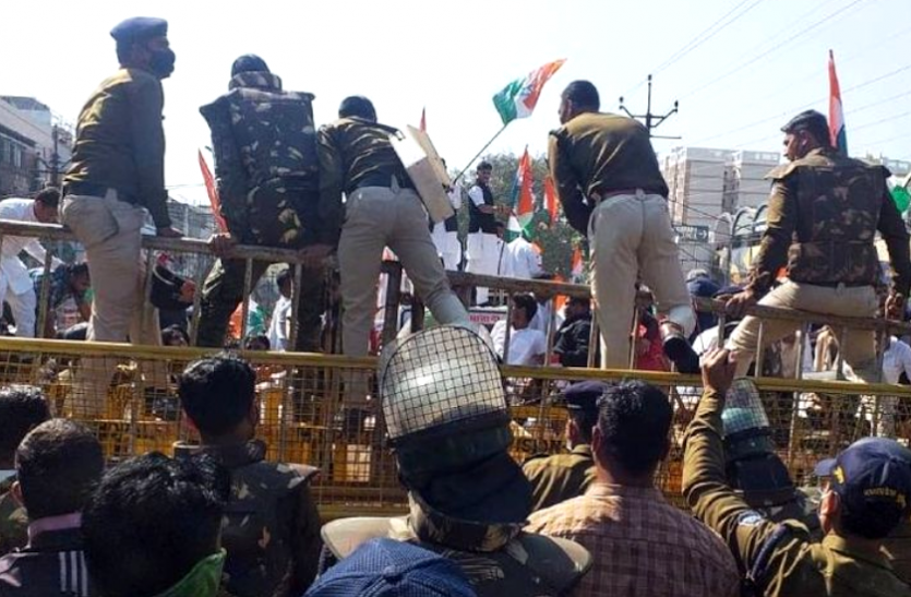 news किसानों के लिये कांग्रेस का प्रदर्शन : राजभवन मार्ग पर पुलिस ने छोड़े आंसू गैस के गोले, पूर्व CM समेत 20 नेता गिरफ्तार