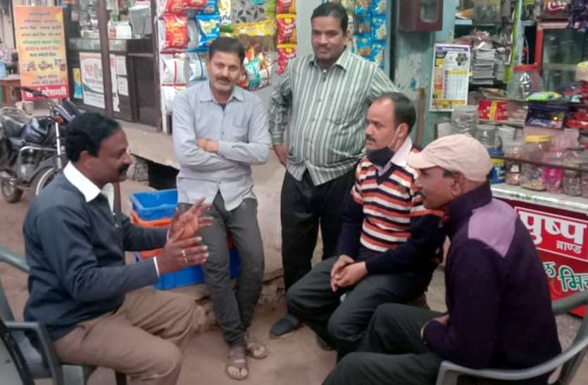 गांव हो या शहर, घर-घर दस्तक देने पहुंच रहे हैं नेताजी गांव हो या शहर, घर-घर दस्तक देने पहुंच रहे हैं नेताजी
