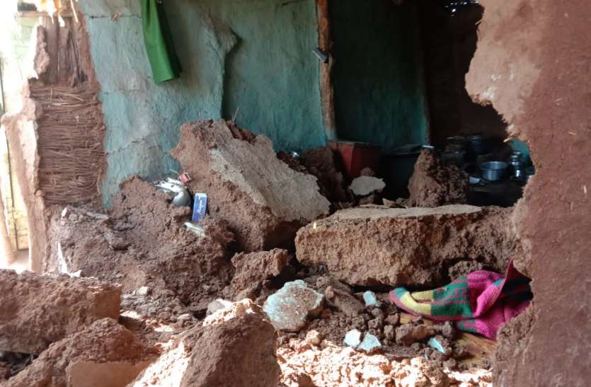 Brother and sister died due to falling wall गहरी नींद में सोया था परिवार और भरभरा कर गिर पड़ी दीवार, भाई-बहन की दर्दनाक मौत