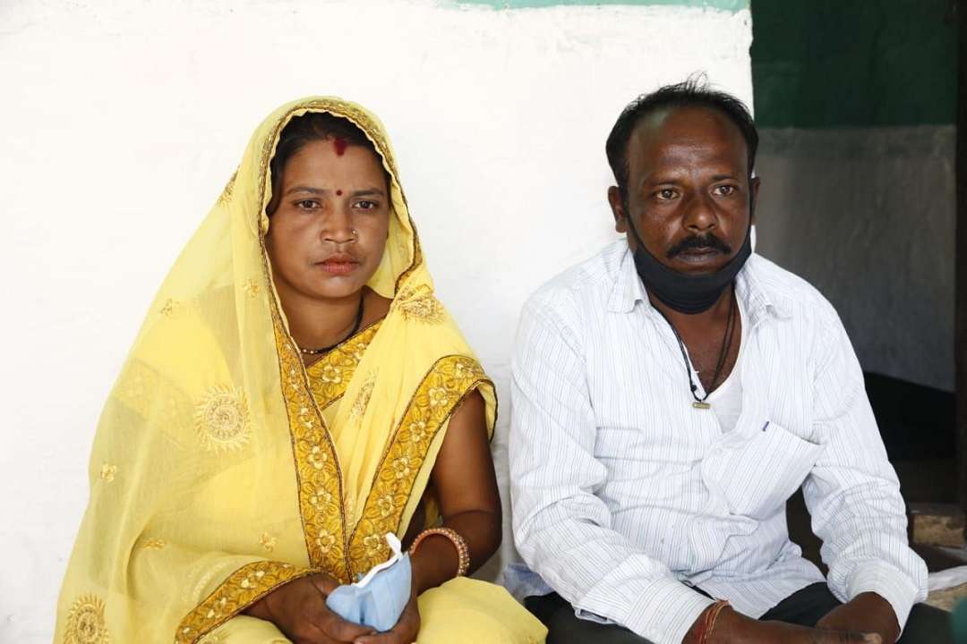 ट्रक ड्राइवर अशोक और पत्नी माला चौधरी