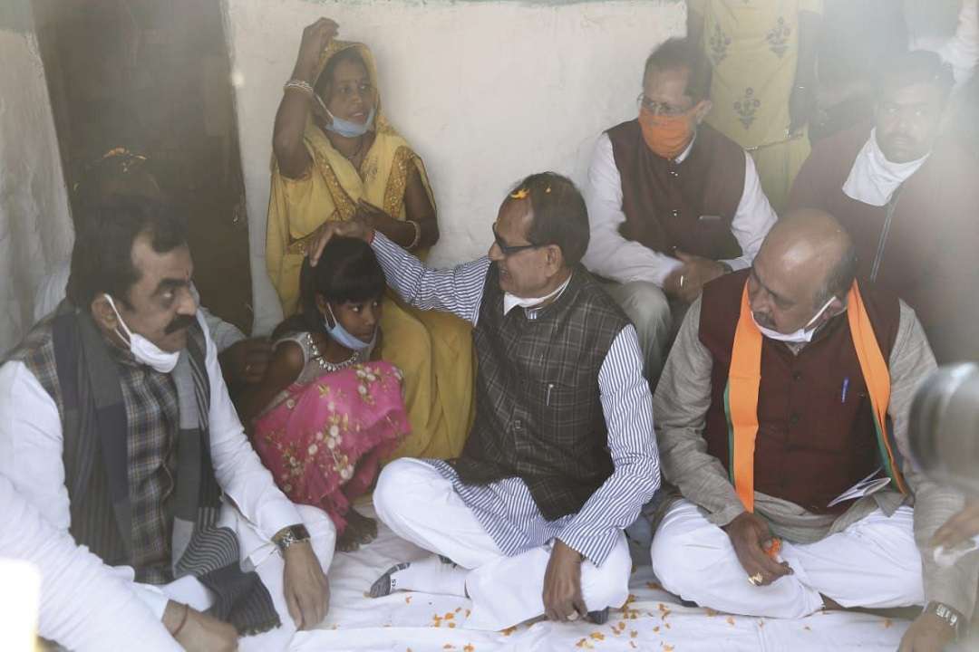 ट्रक ड्राइवर अशोक के घर पर नाश्ते को पहुंचे सीएम शिवराज सिंह चौहान, बेटी को दिया आशीर्वाद