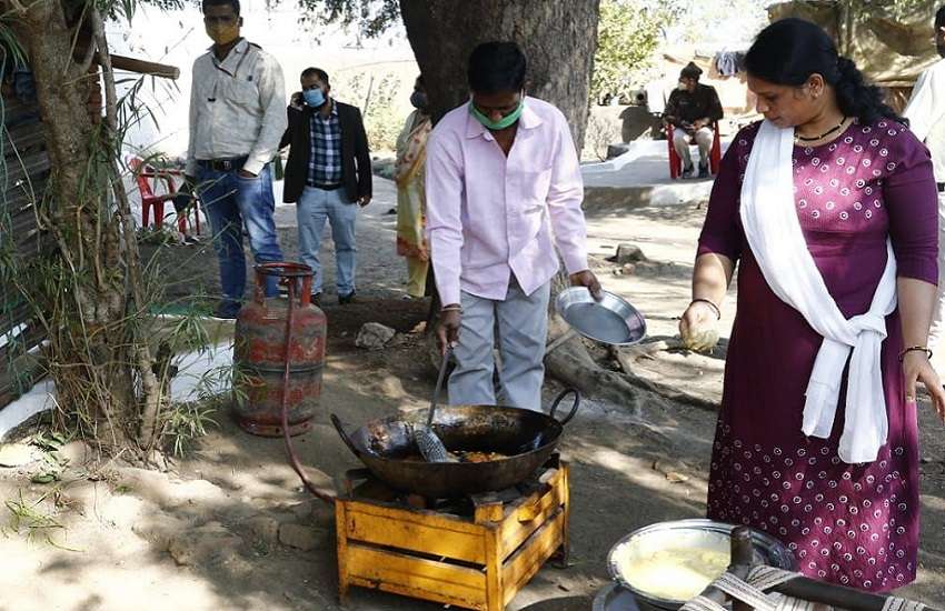 सीएम के लिए तैयार हो रहा नाश्ता