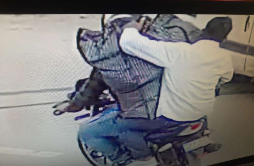 18 घंटे की कार्रवाई में बैंक में डाका मारने के मामले में छह गिरफ्तार, गोल्ड व नकदी बरामद 18 घंटे की कार्रवाई में बैंक में डाका मारने के मामले में छह गिरफ्तार, गोल्ड व नकदी बरामद