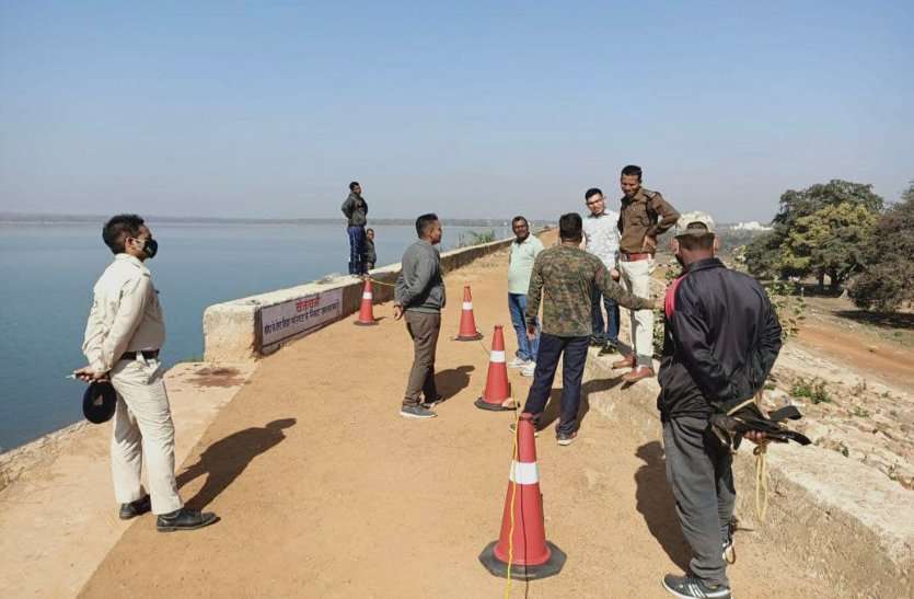 बालोद के तांदुला डेम में जगह-जगह खून और प्रेग्नेंसी किट मिलने से हड़कंप, लोगों ने कहा एक आदमी और औरत थे साथ-साथ बालोद के तांदुला डेम में जगह-जगह खून और प्रेग्नेंसी किट मिलने से हड़कंप, लोगों ने कहा एक आदमी और औरत थे साथ-साथ