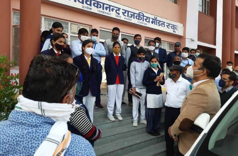 Toshina reached collector, spoke English to children, also taught lessons Nagaur patrika news. कलक्टर पहुंचे तोषीणा, बच्चों से किया अंग्रेजी संवाद, पाठ भी पढ़ाया