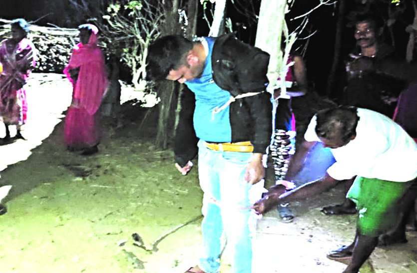 शादीशुदा पुलिस कांस्टेबल ने नाबालिग लड़की की इज्जत लूटी, ग्रामीणों ने खंबे से बांधकर किया जमकर पिटाई, वीडियो वायरल शादीशुदा पुलिस कांस्टेबल ने नाबालिग लड़की की इज्जत लूटी, ग्रामीणों ने खंबे से बांधकर किया जमकर पिटाई, वीडियो वायरल
