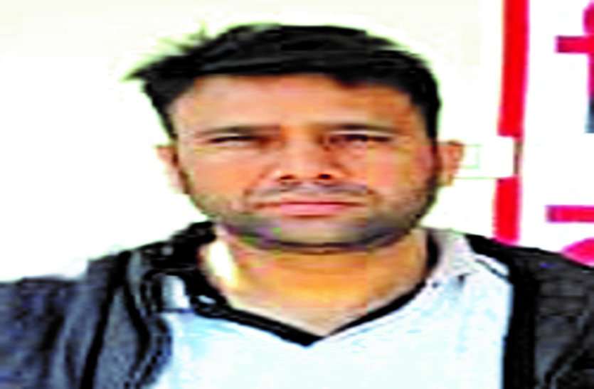 शादीशुदा पुलिस कांस्टेबल ने नाबालिग लड़की की इज्जत लूटी, ग्रामीणों ने खंबे से बांधकर किया जमकर पिटाई, वीडियो वायरल