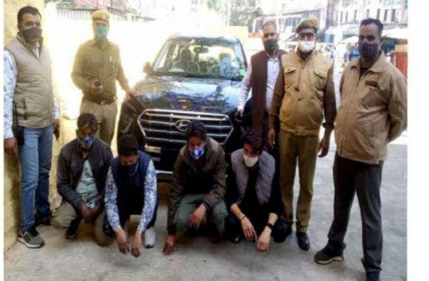 लक्जरी कार में चल रहा था गलत काम लक्जरी कार में चल रहा था गलत काम