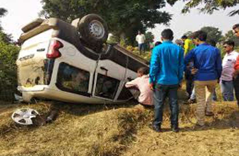 सड़क किनारे बैठे चरवाहे को टक्कर मार गड्ढे में पलटी तेज रफ्तार स्कॉर्पियो, तड़पकर हो गई मौत सड़क किनारे बैठे चरवाहे को टक्कर मार गड्ढे में पलटी तेज रफ्तार स्कॉर्पियो, तड़पकर हो गई मौत