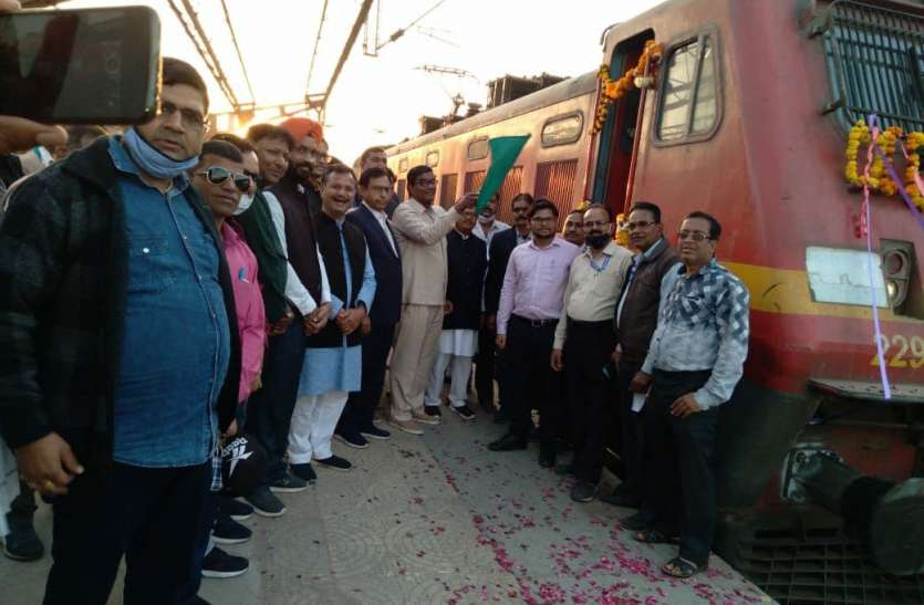14 कोच वाली इस ट्रेन में केवल 50 यात्रियों ने किया सफर, जानें क्यों 14 कोच वाली इस ट्रेन में केवल 50 यात्रियों ने किया सफर, जानें क्यों