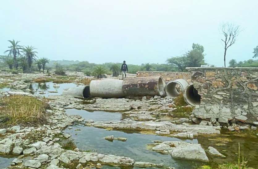 lacks of roads flow into water पानी में बह गई लाखों की सड़क