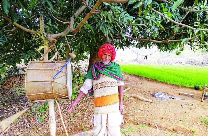 Farmers are doing hard work to protect the crops रोजड़ों ने उड़ाई किसानों की नींद