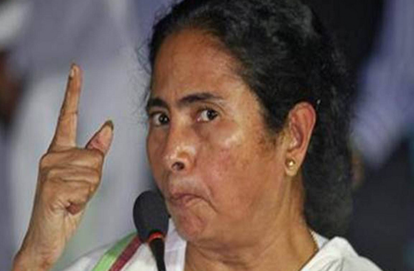 Kolkata: PM Modi के मंच अचानक क्यों बिफर गईं ममता बनर्जी, बोलीं- यूं अपमान करना ठीक नहीं Kolkata: PM Modi के मंच पर अचानक क्यों बिफर गईं ममता बनर्जी? बोलीं- यूं अपमान करना ठीक नहीं