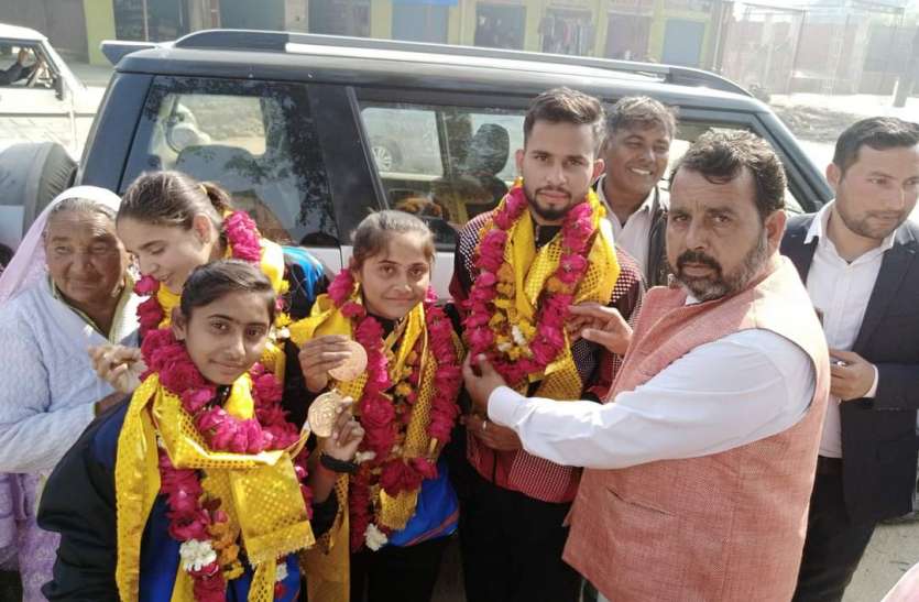 हरियाणा से जीत कर आयी प्रतिभाओं का स्वागत करते स्थानीय - फ़ोटो - पत्रिका न्यूज़ नेटवर्क हरियाणा पर भारी बृज की बेटियां, जीते तीन गोल्ड मेडल