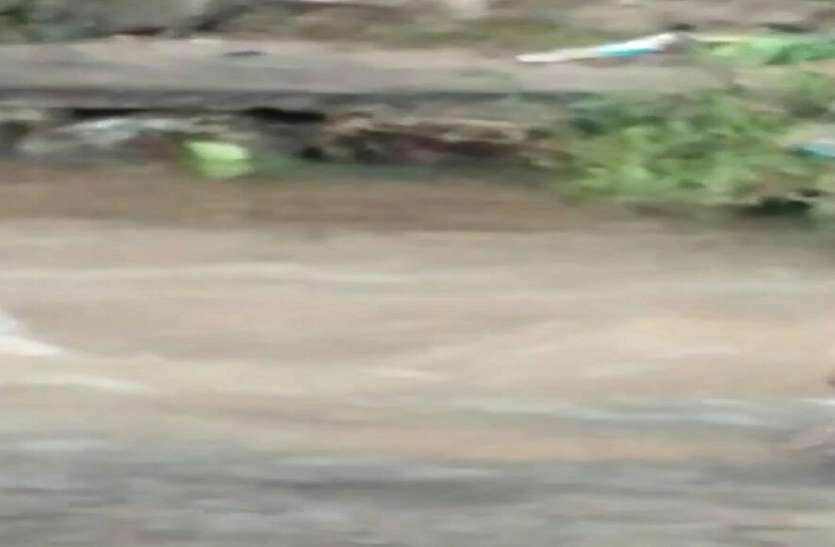water works दो पाइपलाइनों को जोड़ा तो सड़क बन गई तालाब