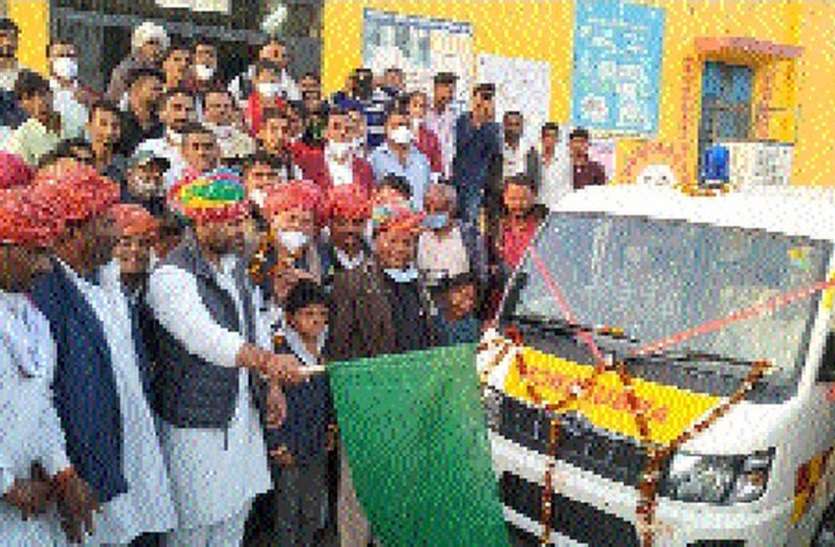 राज्यमंत्री ने नवीन एम्बुलेंस को दिखाई हरी झंडी राज्यमंत्री ने नवीन एम्बुलेंस को दिखाई हरी झंडी