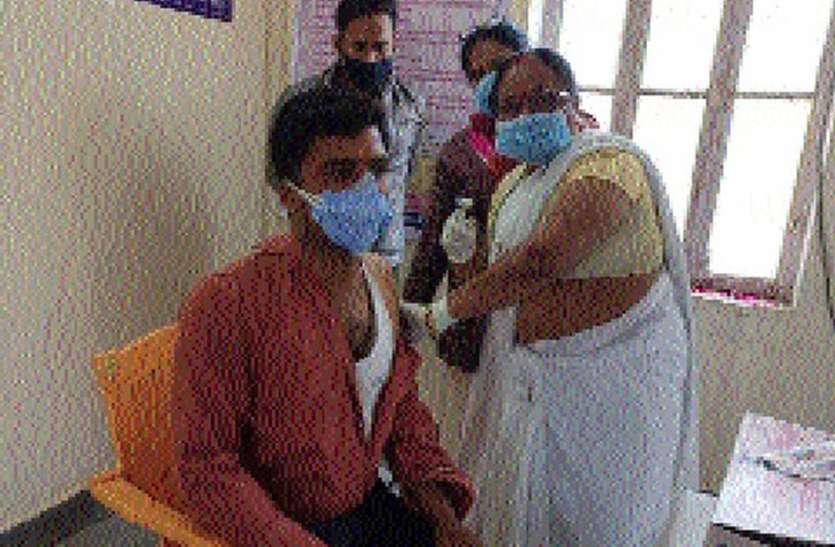 चिकित्साकर्मियों के लगाया मंगल टीका चिकित्साकर्मियों के लगाया मंगल टीका