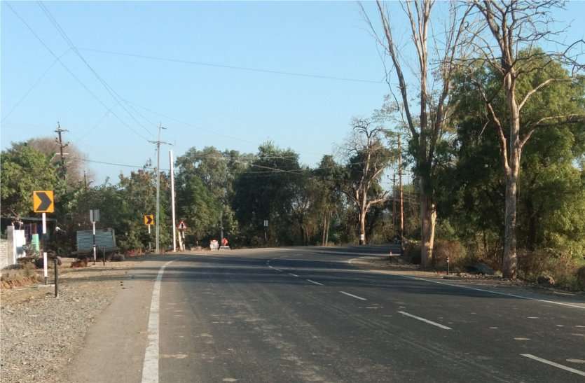 Indicators to be installed near Dhurua to prevent vehicle accidents under Road Safety Month सड़क सुरक्षा माह के अंतर्गत वाहन दुर्घटना रोकने ढुरुआ के पास लगाए जाएंगे इंडीकेटर