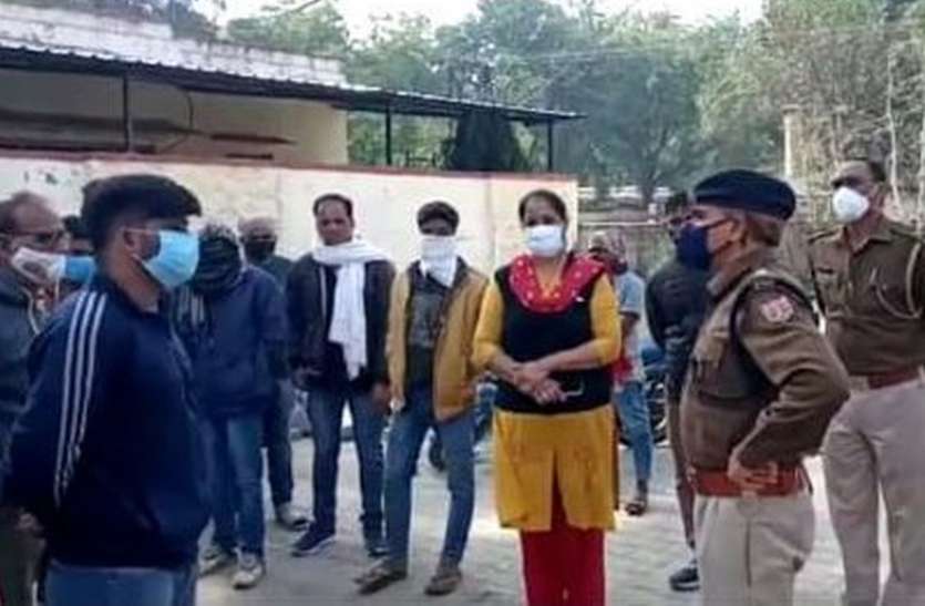 ससुराल पक्ष पर लगाया दहेज हत्या का आरोप विवाहिता की मौत के बाद पोस्टमार्टम रूम पर ससुराल व पीहर पक्ष में हुआ झगड़ा