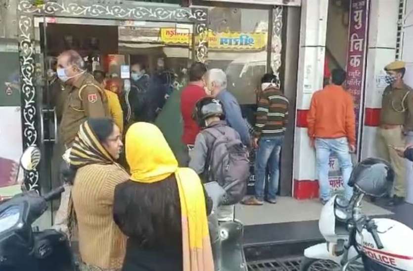 सीढिय़ों की दीवार तोड़कर चोर अन्दर घुसे शोरूम से लाखों की चांदी की ज्वैलरी चोरी