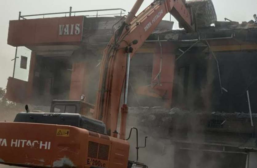 Millions of buildings on govt land demolished in Singrauli करोड़ों की बिल्डिंग पर चला बुल्डोजर, जमीदोज हो गया शॉपिंग मॉल
