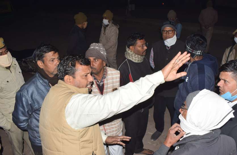 Amidst tight police arrangements, the crooks looted from the jewelers, fired and took cash and jewelery from the jeweler पुलिस के कड़े बंदोबस्त के बीच ज्वैलर्स से लूट ,फायरिंग कर ज्वैलर से नकदी-आभूषण ले भागे बदमाश