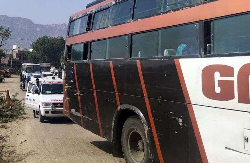 जालोर में ये मुसीबत की क्रॉसिंग...गंभीर हालत में थमे एंबुलेंस के पहिए जालोर में ये मुसीबत की क्रॉसिंग...गंभीर हालत में थमे एंबुलेंस के पहिए
