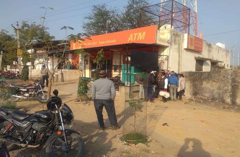 bank-robbery-attempt-failed बैंक में चोरी करने आए थे शातिर, गैस कटर से काटी खिडक़ी की ग्रिल,साइरन बजा तो भाग छूटे
