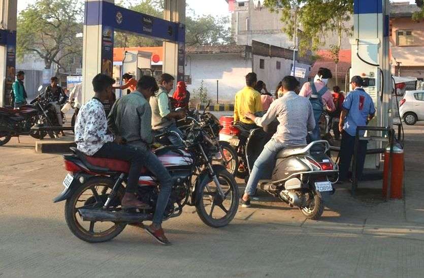 Petrol prices are increasing in Barwani district Petrol price : 100 रुपए पहुंचने में डेढ़ कदम दूर है पेट्रोल के दाम