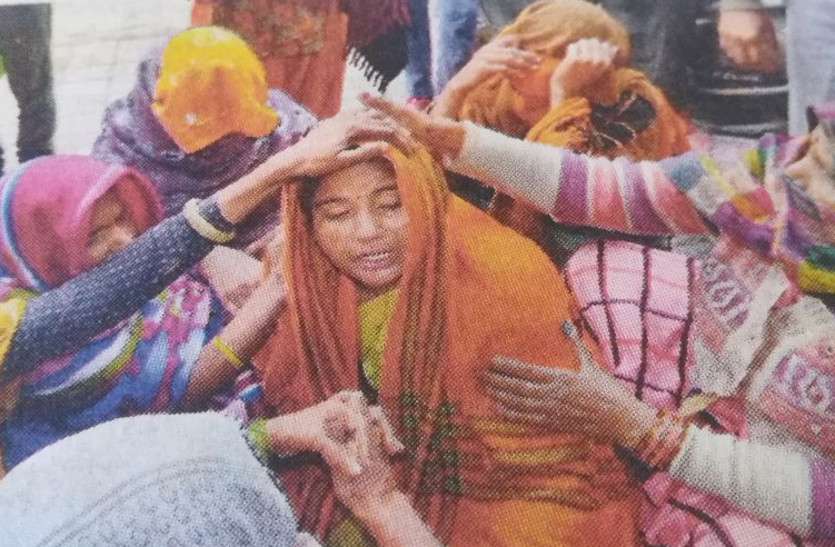 bharatpur.jpg लापरवाही की हद: चिकित्साकर्मी हीटर तापते रहे, बाहर बच्चे की थम गईं सांसें