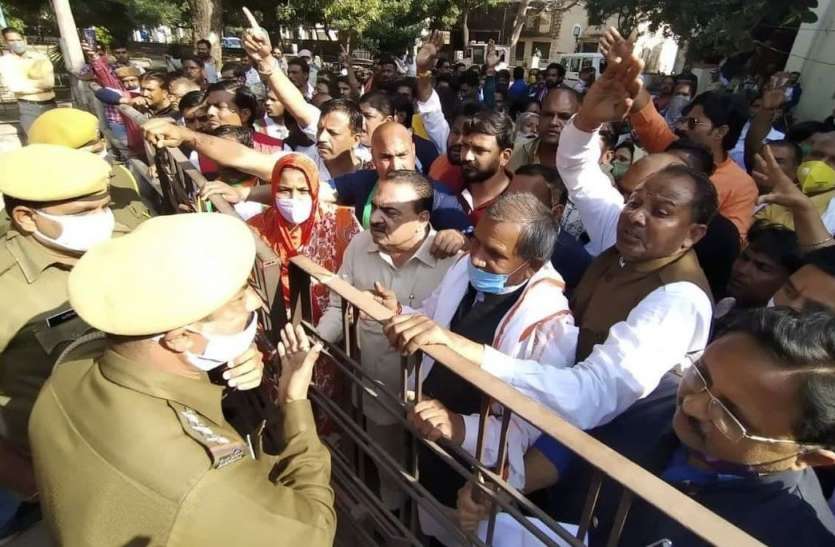 कार्यालय को आवंटित जमीन पर चार दीवारी निर्माण से फूटा रोष कार्यालय को आवंटित जमीन पर चार दीवारी निर्माण से फूटा रोष