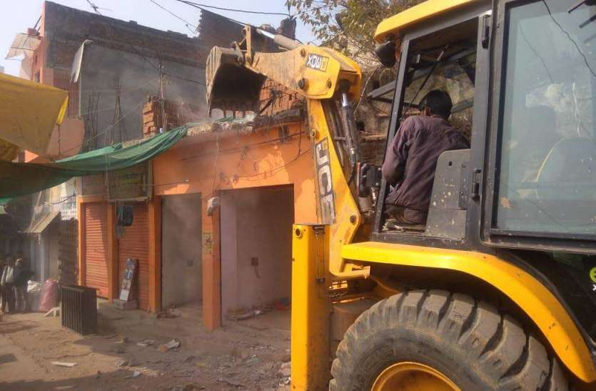प्रशासन ने 56 लाख की सरकारी जमीन को कब्जा मुक्त किया तीन दुकानों एवं एक सरकारी भूखण्ड पर जमे कब्जे को हटाया