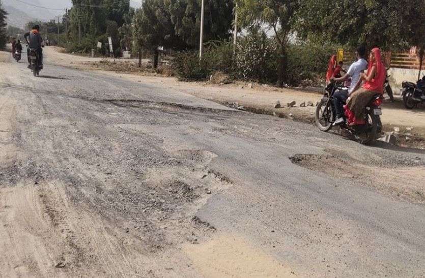 छलनी हुए बाईपास पर ग्रेवल बिछा कर छोड़ा, सडक़ पर पड़े गड्ढे अभी भी दे रहे दर्द छलनी हुए बाईपास पर ग्रेवल बिछा कर छोड़ा, सडक़ पर पड़े गड्ढे अभी भी दे रहे दर्द