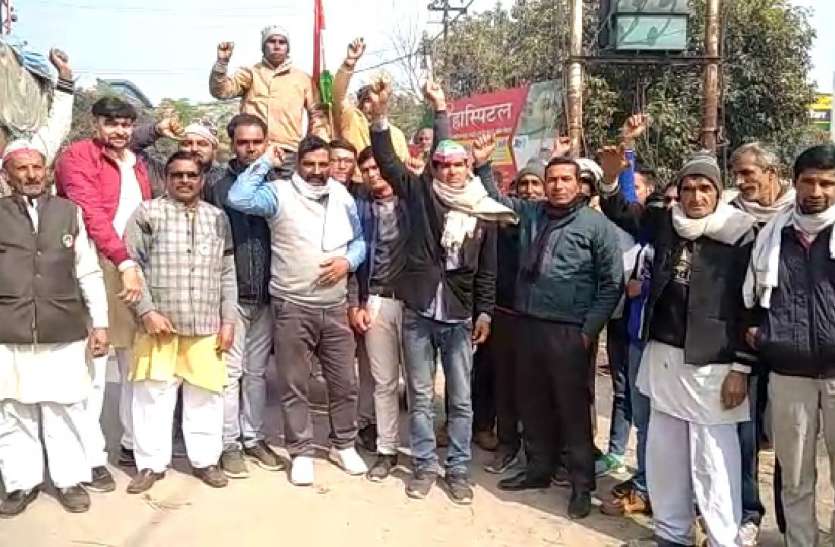 f.jpg Farmers Protest: 26 जनवरी को परेड में शामिल होने को ट्रैक्टर लेकर निकले किसान, बोले- जारी रहेगा आंदोलन