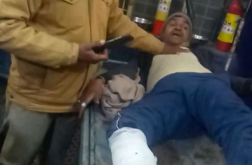 चेकिंग कर रहे दरोगा की गलती से बाईक सवार युवक आया ट्रक के पहिए के नीचे,घायल का लखनऊ में चल रहा है इलाज चेकिंग कर रहे दरोगा की गलती से बाईक सवार युवक आया ट्रक के पहिए के नीचे,घायल का लखनऊ में चल रहा है इलाज