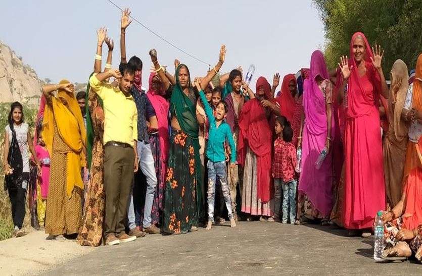 मांइस पर चलने लगी मशीन तो, ग्रामीणों ने लगाया मुख्य मार्ग पर जाम मांइस पर चलने लगी मशीन तो, ग्रामीणों ने लगाया मुख्य मार्ग पर जाम