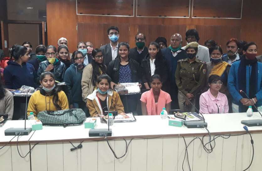 सम्मान पाकर प्रफुल्लित हो उठी बेटियां, कलक्टर ने मेधावी बेटियों को किया सम्मानित सम्मान पाकर प्रफुल्लित हो उठी बेटियां, कलक्टर ने मेधावी बेटियों को किया सम्मानित