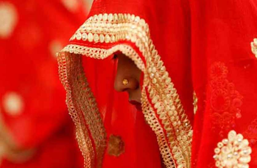 पांच लोगों संग शादीशुदा महिला का विवाह, कार में मचाया शोर, पुलिस ने पकड़ा तो प्लान का हुआ खुलासा पांच लोगों संग शादीशुदा महिला का विवाह, कार में मचाया शोर, पुलिस ने पकड़ा तो प्लान का हुआ खुलासा