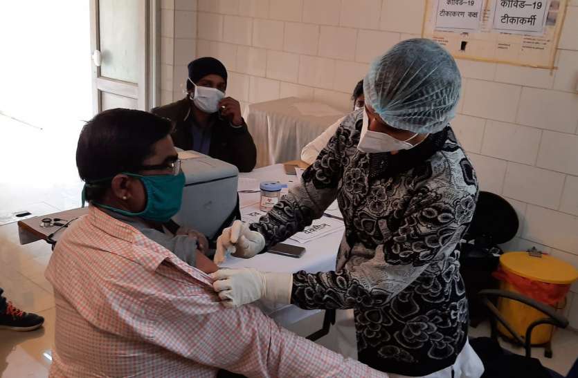 पोकरण, भणियाणा व नाचना में किया गया टीकाकरण पोकरण, भणियाणा व नाचना में किया गया टीकाकरण