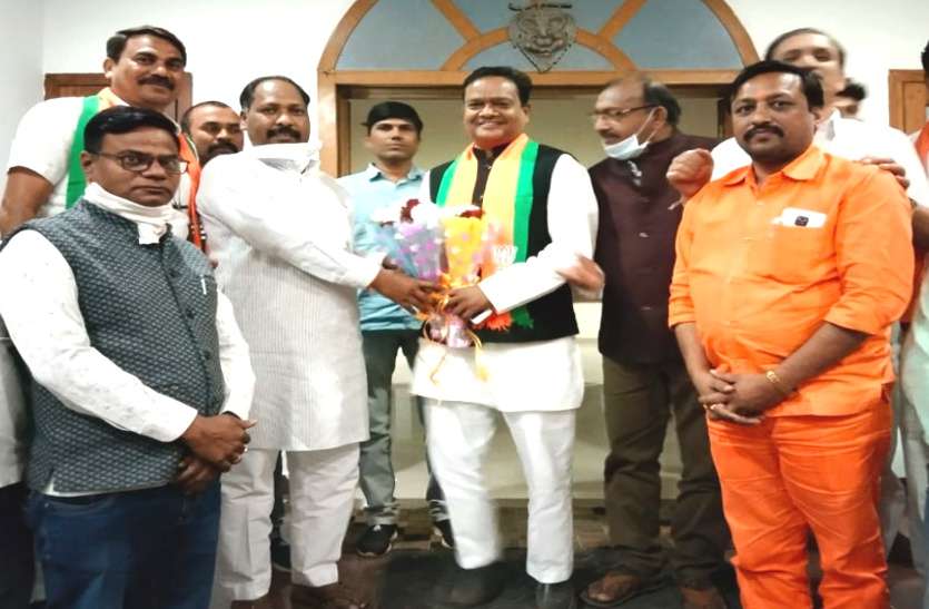 राजनीति: कांग्रेस से बागी होकर चुनाव लडऩे वाले बालोद जिला पंचायत के पहले अध्यक्ष देवलाल भाजपा में शामिल राजनीति: कांग्रेस से बागी होकर चुनाव लडऩे वाले बालोद जिला पंचायत के पहले अध्यक्ष देवलाल भाजपा में शामिल