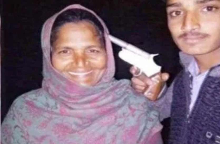 shamli.jpg बेटे ने ताना मां की कनपटी पर तमंचा और मुस्कुराती रही मां