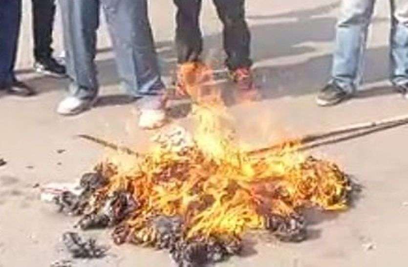 Tandav - तांडव फिल्म के जलाए बैनर Tandav - तांडव फिल्म के जलाए बैनर