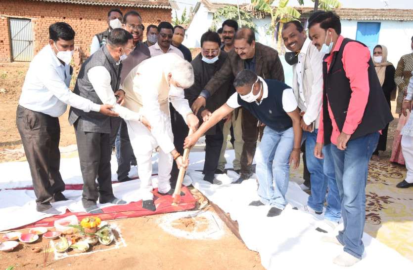 मंत्री टीएस सिंहदेव ने टंकी निर्माण कार्य का किया भूमिपूजन, बोले- इससे शहर के ६ हजार लोगों को होगी पानी की सप्लाई मंत्री टीएस सिंहदेव ने टंकी निर्माण कार्य का किया भूमिपूजन, बोले- इससे शहर के ६ हजार लोगों को होगी पानी की सप्लाई