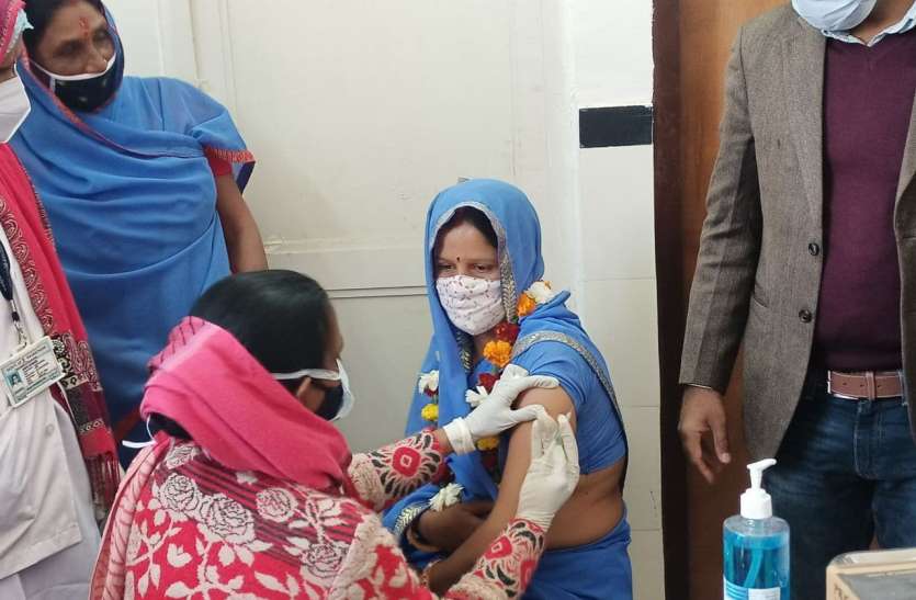 Health workers got vaccinated in Nagaur वीडियो : नागौर में अचानक बढ़ गया कोरोना टीकाकरण, जानिए क्या रहे कारण