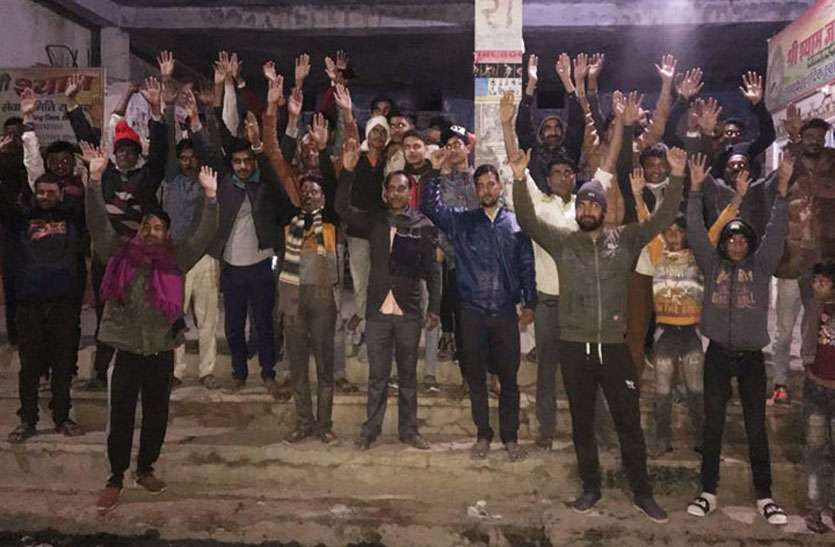 बसें नहीं रुकने से परेशान ग्रामीणों ने प्रदर्शन कर थानाधिकारी को सौंपा ज्ञापन बसें नहीं रुकने से परेशान ग्रामीणों ने प्रदर्शन कर थानाधिकारी को सौंपा ज्ञापन