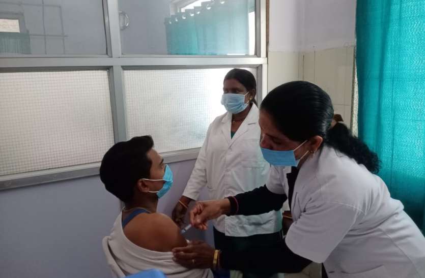 155 health and frontline workers get vaccinated at three other centers जिला अस्पताल के साथ तीन अन्य सेंटरों पर 155 हेल्थ और फ्रंटलाइन वर्कर्स ने लगवाएं टीके