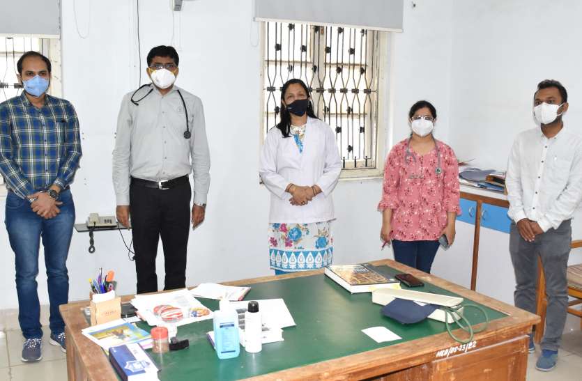 मेडिसिन विभाग के 65 चिकित्सक 10 महीनों से मरीजों की सेवा में जुटे मेडिसिन विभाग के 65 चिकित्सक 10 महीनों से मरीजों की सेवा में जुटे