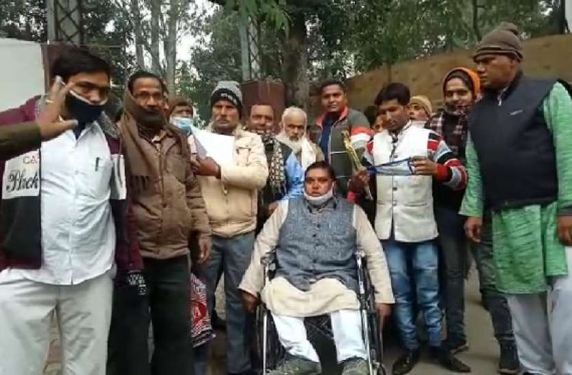 bijnor.jpg दिव्यांग ने लगाया थाना प्रभारी पर दबंगई का आराेप, एसपी ने बैठाई जांच