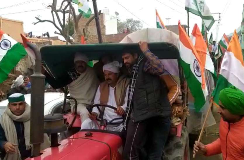 bku.jpg भारी लाव-लश्कर के साथ दिल्ली रवाना हुए भाकियू चीफ चौधरी नरेश टिकैत