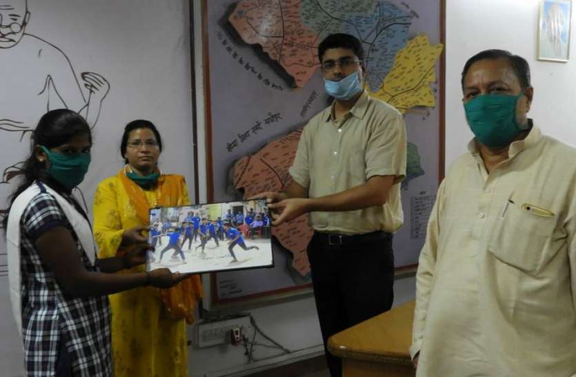 दिव्यांग बालिका निरी ने फोटोग्राफी में किया कमाल दिव्यांग बालिका निरी ने फोटोग्राफी में किया कमाल